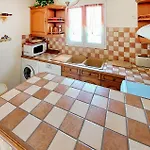 2 Bedroom Awesome In Hébergement de vacances Souvigné