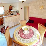2 Bedroom Awesome In Hébergement de vacances